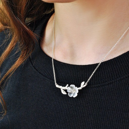 Damesketting met bloem op tak A1605