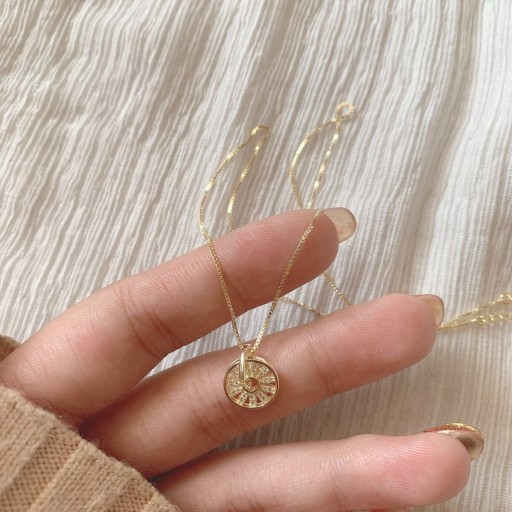 Damesketting met bloem