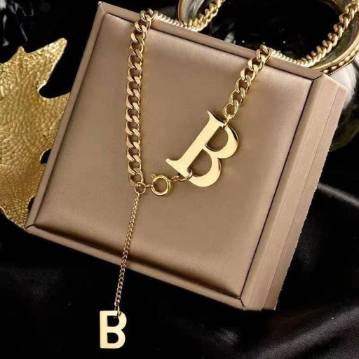 Damesketting met de letter B