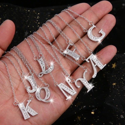Damesketting met de letter D111