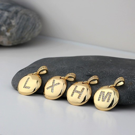 Damesketting met een alfabetletter