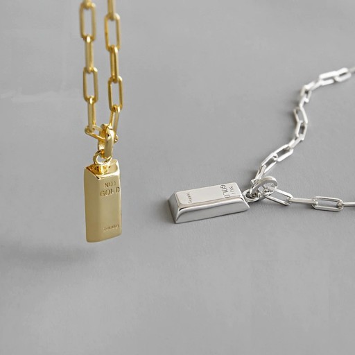 Damesketting met een baksteen