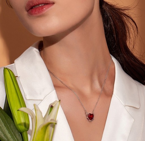 Damesketting met een hels hart