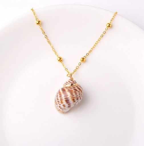 Damesketting met kralen en schelpen
