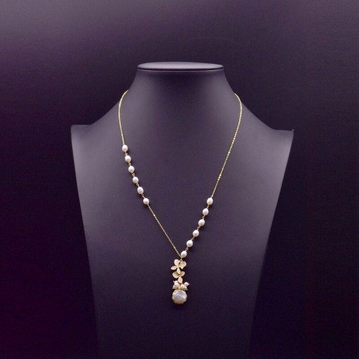 Damesketting met parels en bloemen