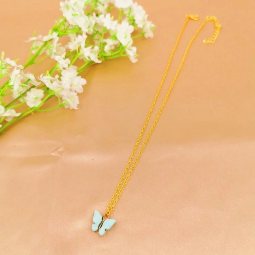 Damesketting met vlinderdas
