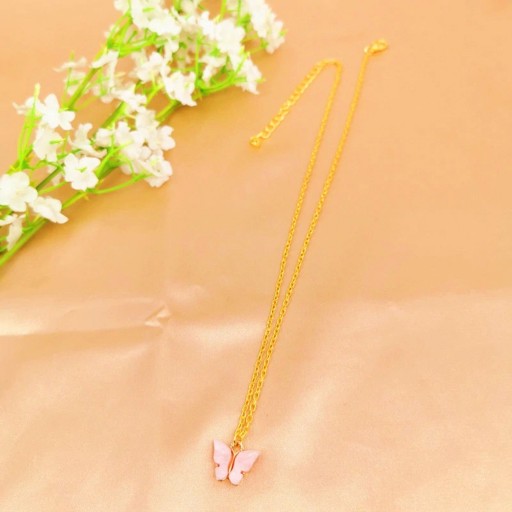 Damesketting met vlinderdas