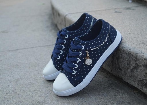 Damesneakers med polkaprikker og vedhæng J1180