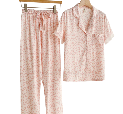 Damespyjama in roze kleur met luipaardpatroon Blouse met kraag en korte mouwen met knopen en zakje op de borst en broek van polyester en rayon