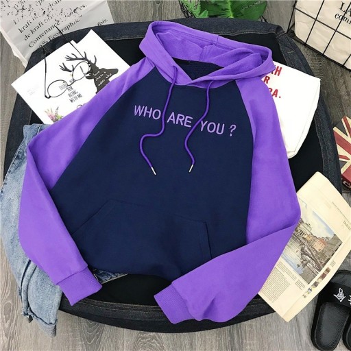 Damesweatshirt med HVEM ER DU-print