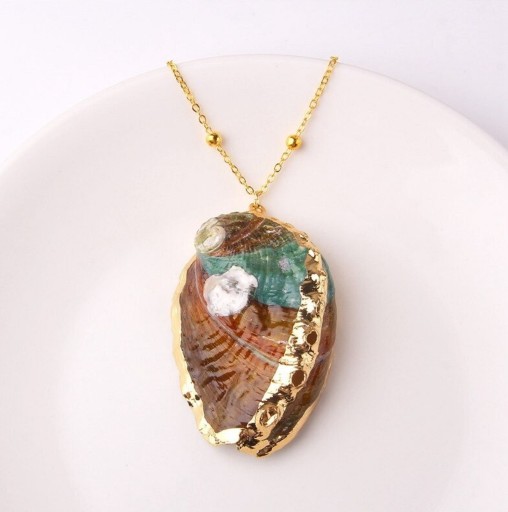 Damhalsband med pärlor och skal