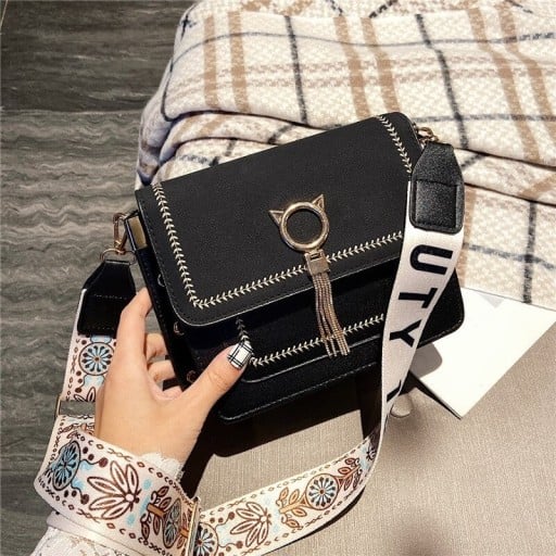 Dámska crossbody kabelka Ozdobné prešívanie Kovový krúžok s mačacími ušami a strapcom Široký popruh PU koža 21,5 x 18,5 x 9,5 cm