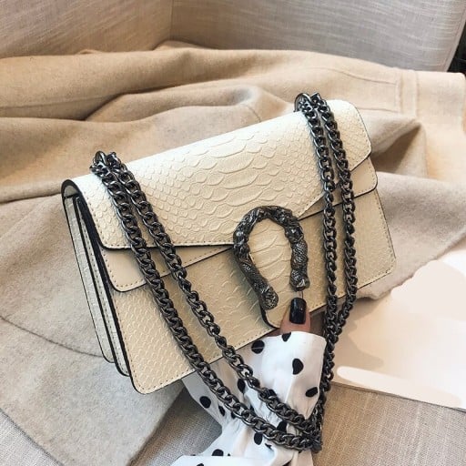 Dámská crossbody kabelka s hadím vzorem a ozdobnou sponou Řetízkový popruh z tmavého kovu Klopa Umělá kůže 25 x 16 x 9 cm