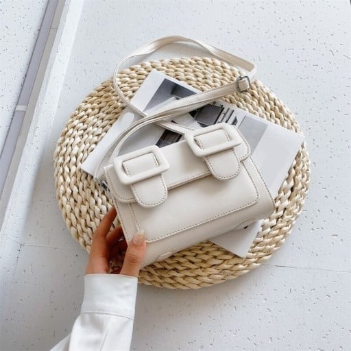 Dámská crossbody kabelka s klopou a dvěma velkými přezkami Hranatý tvar Tenký popruh přes rameno PU kůže Rozměr 18 x 13 x 8 cm