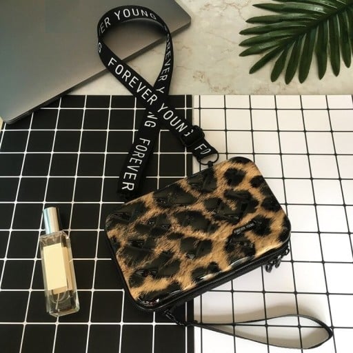 Dámska crossbody kabelka s pevnou plastovou škrupinou a potlačou Vzor kosoštvorcov Zips po obvode Dlhý popruh a pútko 17,5 x 10,5 x 7 cm