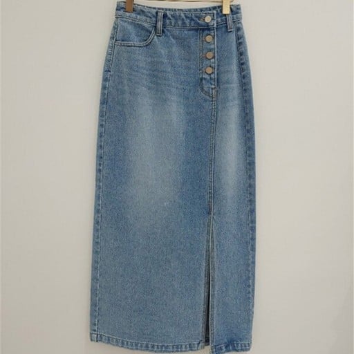Dámská dlouhá džínová sukně s rozparkem vpředu a zapínáním na kovové knoflíky mimo střed Rovný střih Světle modrá Bavlna a acetát