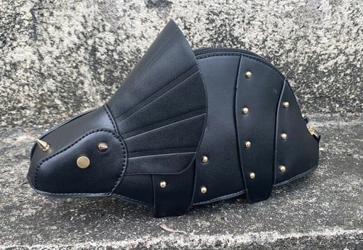 Dámská kabelka 33 x 16 x 9,5 cm ve tvaru dinosaura s krčním límcem a rohy Podlouhlá kabelka zdobená kovovými nýty se zapínáním na zip