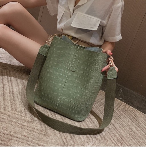 Dámska kabelka cez rameno 24 x 28 x 16 cm Priestranný vak s razeným vzorom hadej kože Široký nastaviteľný popruh a užšie ucho
