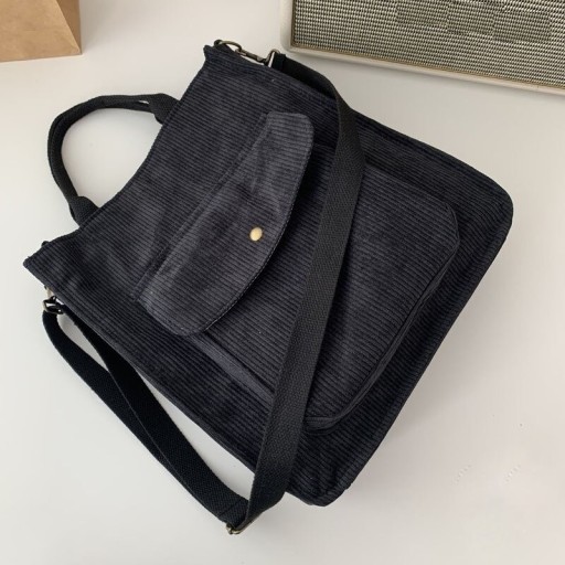 Dámska kabelka do ruky aj cez rameno 28 x 32 x 8 cm S dlhým popruhom a veľkou prednou kapsou s klopou Jemne vroubkovaný povrch