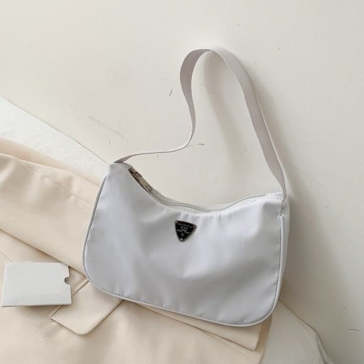 Dámská kabelka pod rameno s krátkým popruhem Zaoblený tvar Zapínání na zip Nylon s polyesterem Rozměry 26 x 18 x 8 cm Jednoduchý vzhled