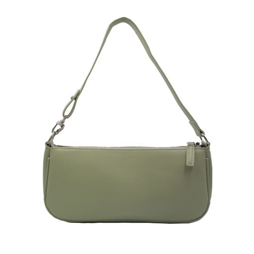 Dámská kabelka přes rameno Podlouhlý tvar se zapínáním na zip Krátký popruh s kovovými karabinami Jemná zelená barva 29 x 13,5 x 5 cm