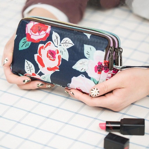 Dámská kosmetická taštička se třemi přihrádkami na zip Pestrý potisk na tmavém podkladu Poutko na zápěstí Nylon a polyester 18 x 12 x 6 cm