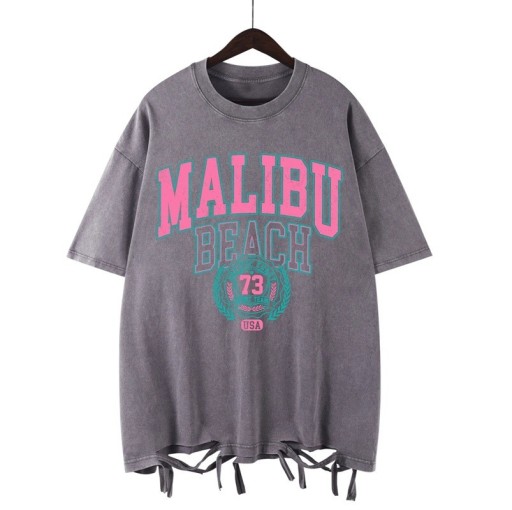 Damska luźna koszulka MALIBU BEACH z nadrukiem w stylu vintage i ozdobnym wiązaniem Top w stylu ulicznym Luźna, letnia moda Stylowa odzież rekreacyjna
