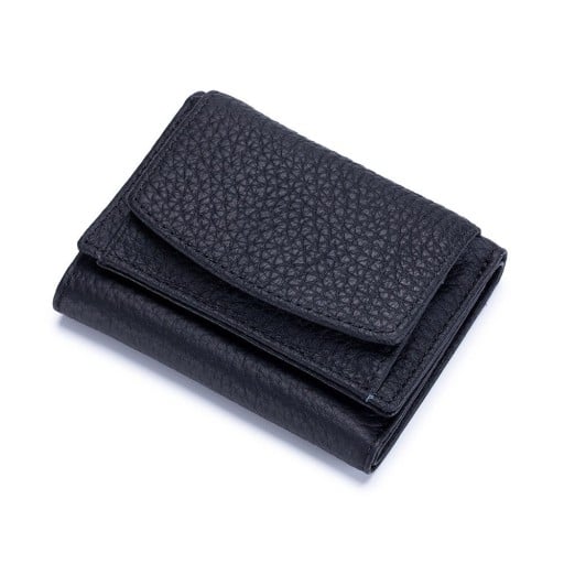 Dámská mini peněženka z pravé kůže Skládací kompaktní tvar s chlopní Zrnitý povrch Prošívané okraje Rozměry 10 x 7 x 3 cm Do kapsy
