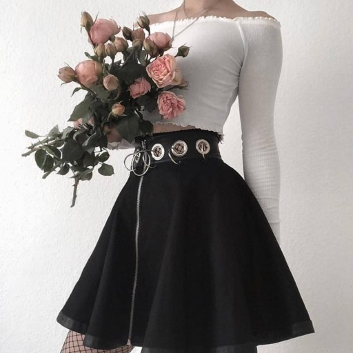 Dámska mini sukňa s ozdobnými krúžkami