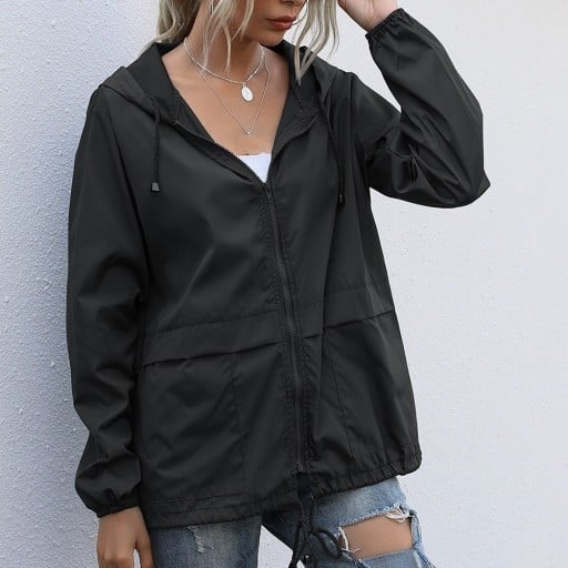 Dámská nepromokavá bunda s kapucí na zip Lehký polyester Šňůrka v kapuci i v dolním lemu Pružné manžety Dlouhý rukáv Volnější střih