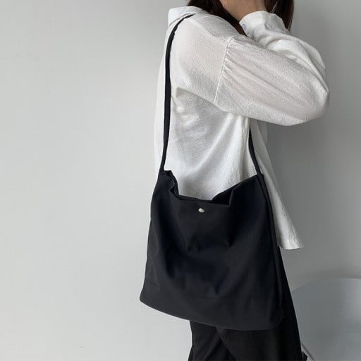 Dámská plátěná taška přes rameno s dlouhým popruhem Zapínání na patentku Měkký prostorný tvar Rozměry 29 x 34 cm Plátno s polyesterem