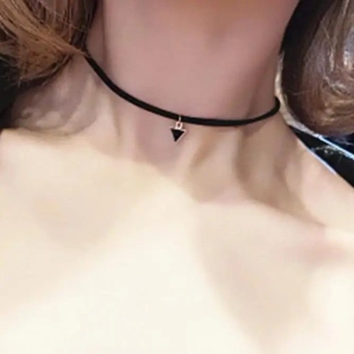 Damski choker z trójkątnym wisiorkiem czarny koronkowy naszyjnik z zapięciem stylowy dodatek na co dzień i na wieczór