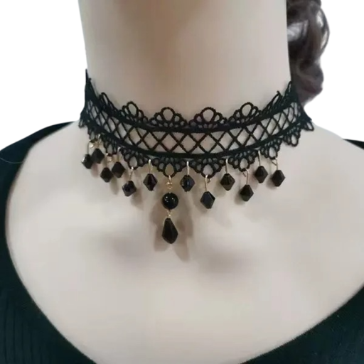 Damski koronkowy choker z ozdobnymi elementami z zapięciem 32 + 5 cm naszyjnik na szyję koronka czarna wyrazisty dodatek na wieczór i do codziennego noszenia