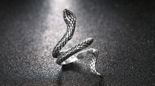 Damski pierścionek z wężem