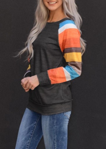Damski sweter z kolorowymi rękawami