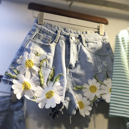 Damskie jeansowe szorty z kwiatami