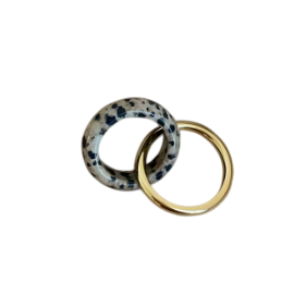 Dámský prsten s dvojitým kruhovým designem a dekorativním kamínkem, kov v odstínu zlaté barvy, módní prsten