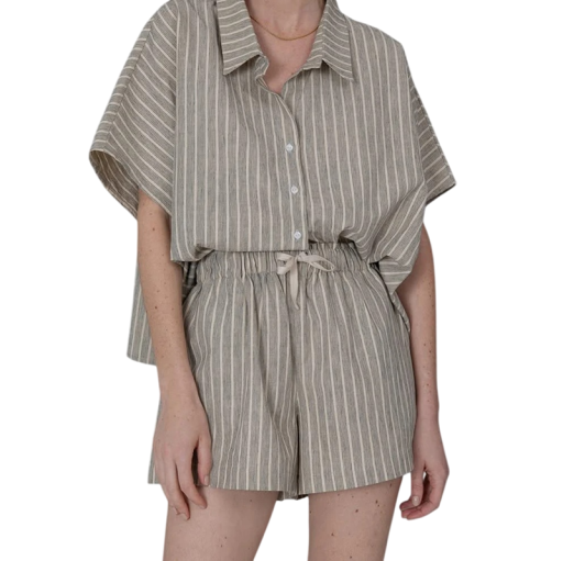 Damsset med skjorta och shorts Skjorta med kort ärm och knappar Dragsko i midjan Grå färg Polyester Tvådelad sommarkomplett