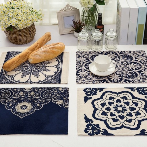 Decoración de mesa con adornos florales