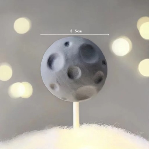 Decoratieve taarttopper in de vorm van een planeet Kleurrijke ruimtedecoratie van latex met een motief naar keuze