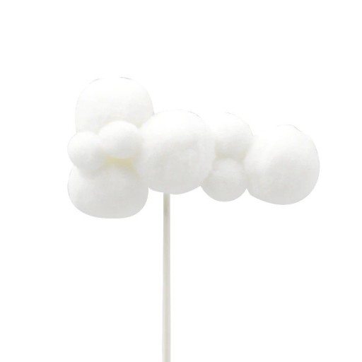 Décoration de gâteau blanche avec motif nuage. Modèle en mousse moelleuse pour un gâteau d’anniversaire pour enfants et adultes.