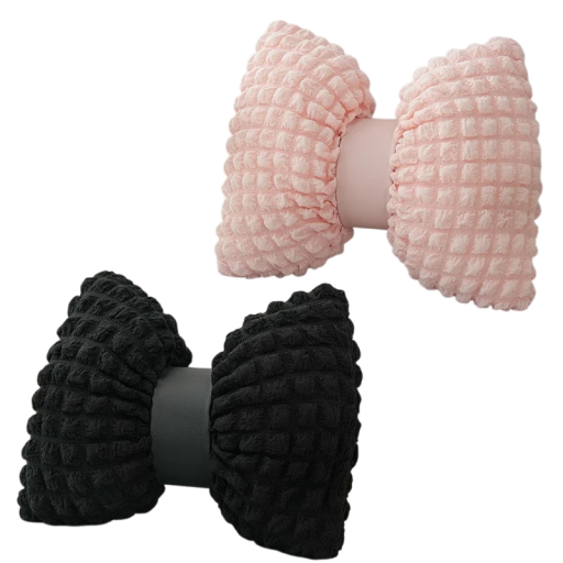 Dekorační polštářek ve tvaru mašle strukturovaný textilní s reliéfním povrchem designový doplněk na sedačku postel