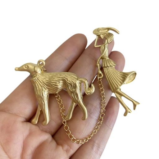 Dekoracyjna broszka kobieta z psem pin odznak metalowy złoty z łańcuszkiem postać w sukience i zwierzę design dodatek do odzieży klapy