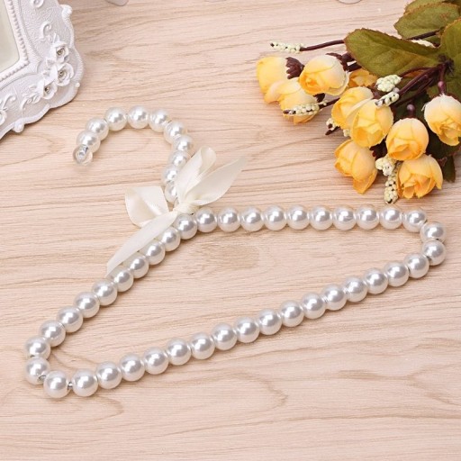 Dekorativer Kleiderbügel mit Perlen