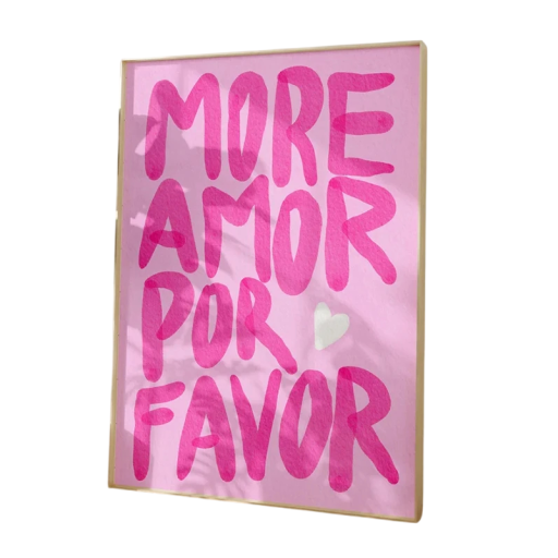 Dekorativní plakát na zeď More Amor Por Favor s výrazným textem 30 x 40 cm plátěný tisk měkké provedení růžový interiérový doplněk