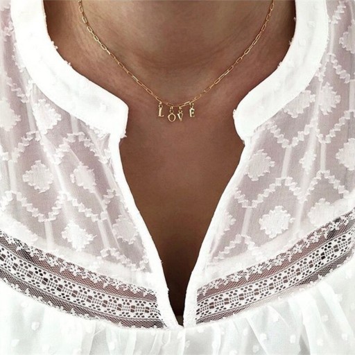 Delicado collar de mujer con letras.