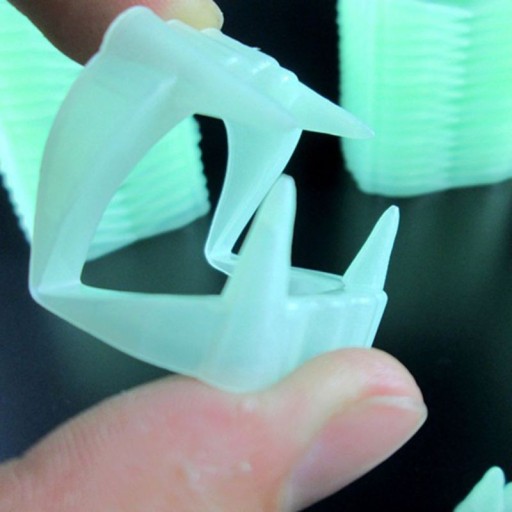 Dents de vampire lumineuses dans le noir