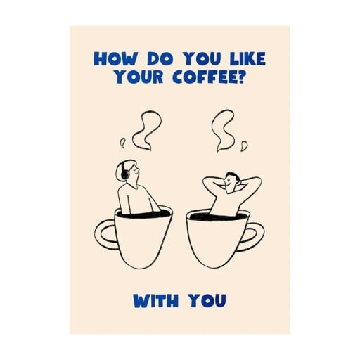 Designplakat til væg med motiv af to personer i kaffekopper og teksten how do you like your coffee 30 x 42 cm lærredstryk beige sort blå dekoration