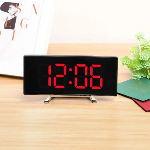 Digital Alarm Clock with LED Display 17.6 x 8.3 x 6 cm Black Body USB Power or Batteries Temperature Date 3 Alarms Brightness 12/24H Snooze Function