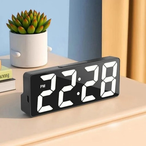 Digital vækkeur med hvide cifre 15,8 x 5,9 x 2,5 cm Type-C USB-strømforsyning Dobbelt alarm Termometer Dato Nattilstand Søvnfunktion